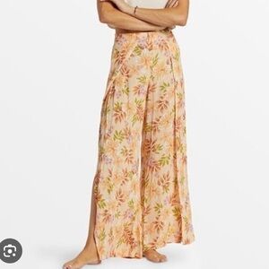 Billabong Tropical Floral long flowy pants size medium. NWT!